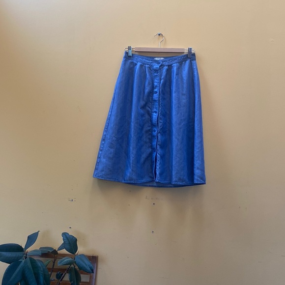 Size 2 LOFT denim-colored button up skirt - Picture 1 of 7